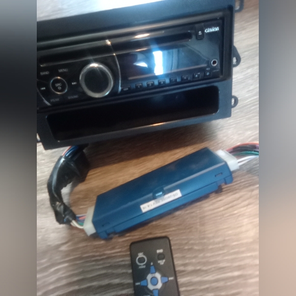 Clarion CZ100 Car stereo receiver with remote - Picture 1 of 9